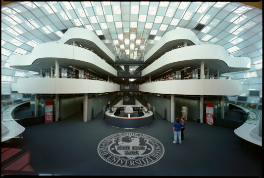 Das Innere der Bibliothek wird bestimmt durch kurvige, dynamische Formen