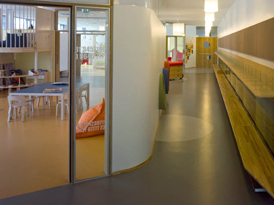 Über die Farben des Linoleums werden die unterschiedlichen Funktionen zoniert