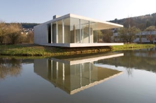 Der Wasserpavillon liegt direkt an einem See