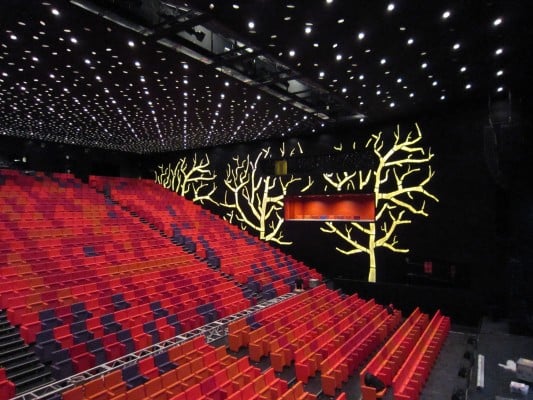 Der Theatersaal bietet Platz für 1.000 Personen, an der schwarz gestrichenen Decke kommen unzählige kleine LED-Lampen zum Einsatz
