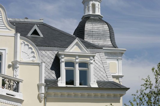 Mansarddach mit Gauben und Turm