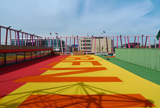 Bei der Hafencity Schule in Hamburg wurde EPDM-Gummigranulat in verschiedenen Farben eingesetzt