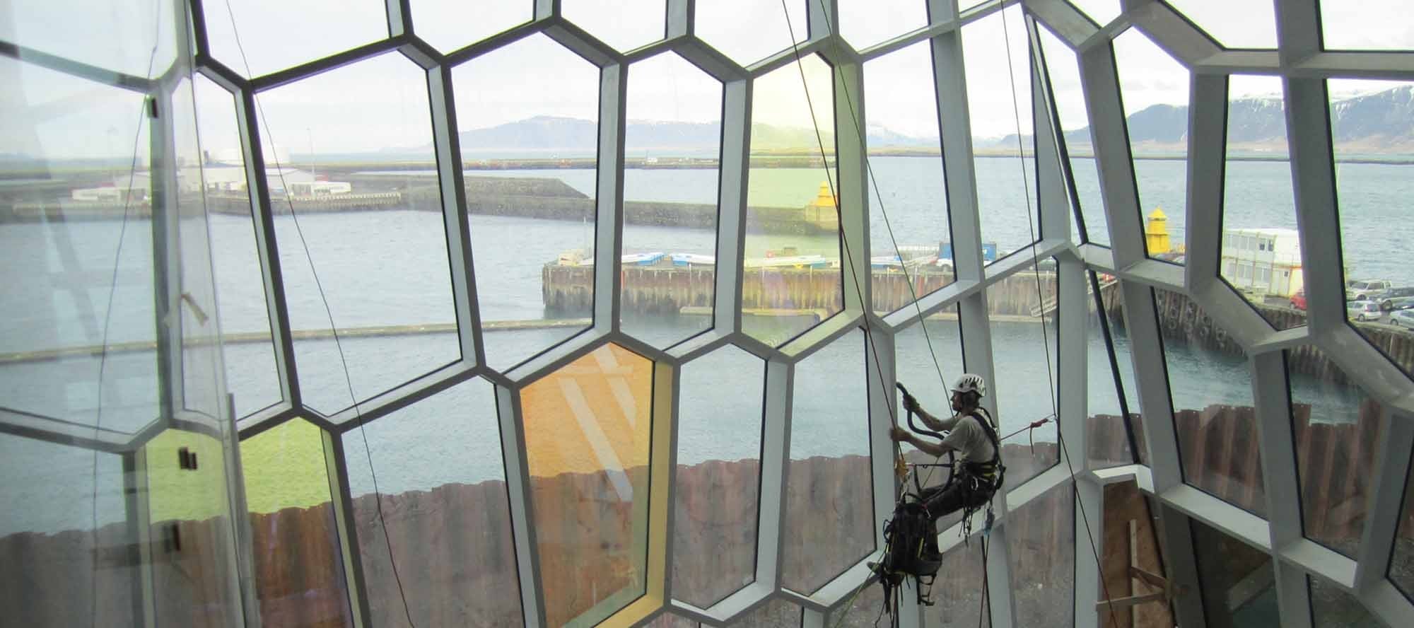 Der Einsatz von dichroitischen, hochreflektierenden oder entspiegelten Gläsern in der Fassade ermöglichen Farbakzente
