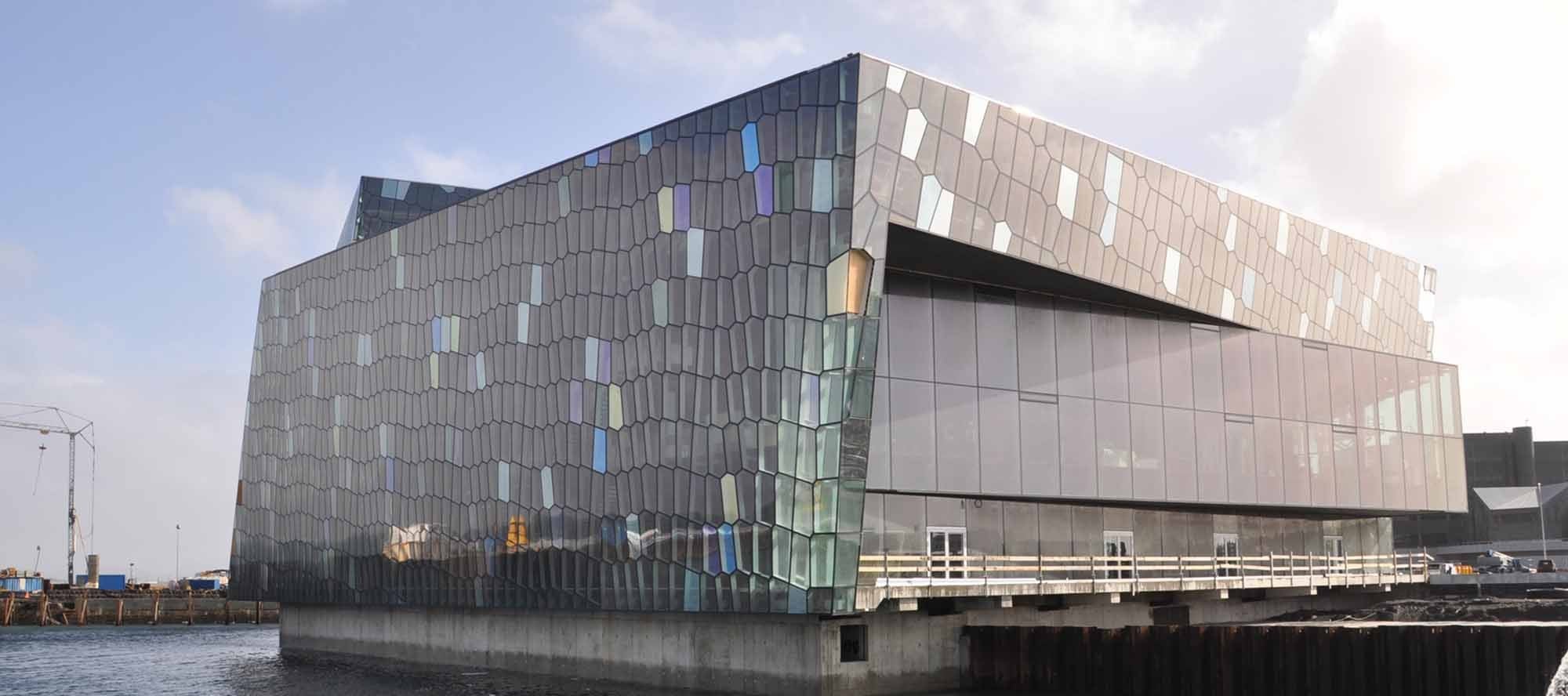 Der Neubau liegt direkt am Wasser im alten Hafen von Reykjavík