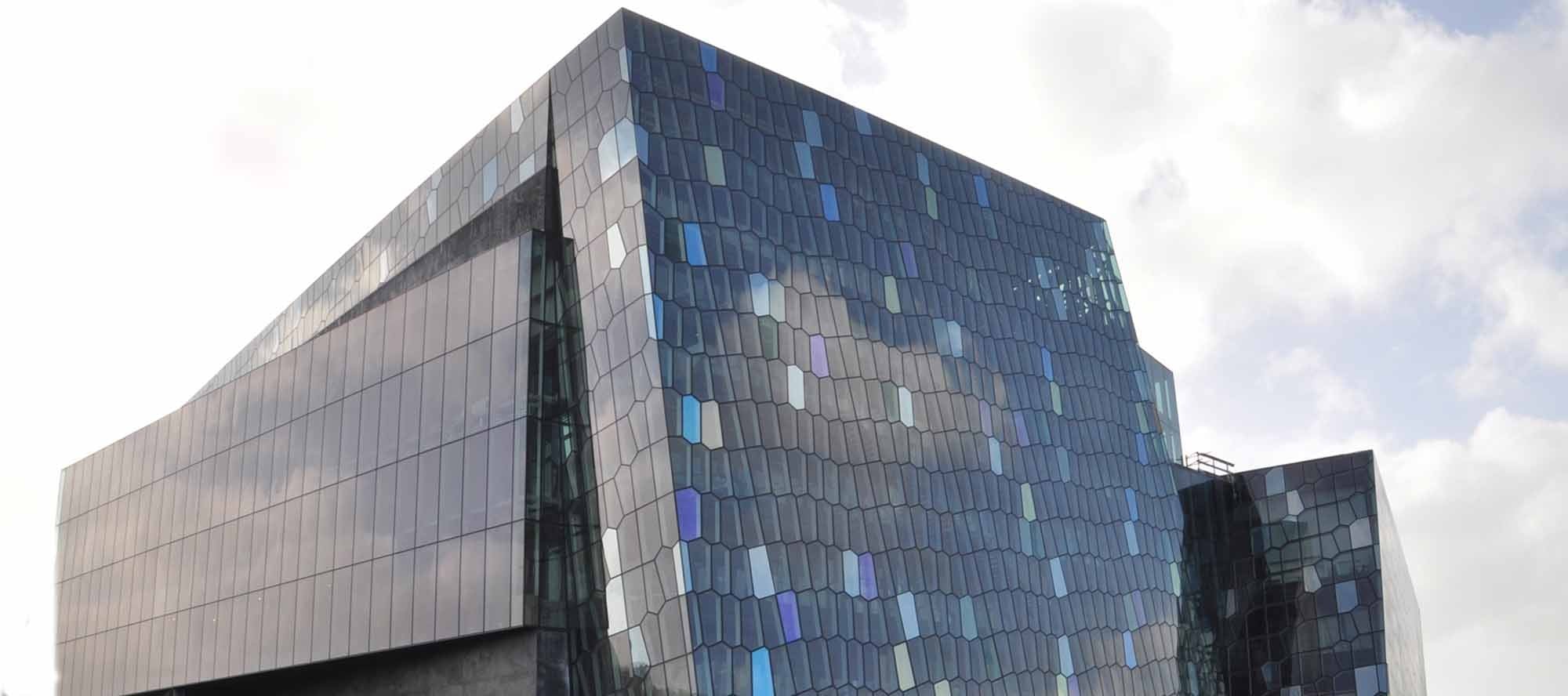 Die wabenartig strukturierte Fassade besteht aus einem Isolierglas-System