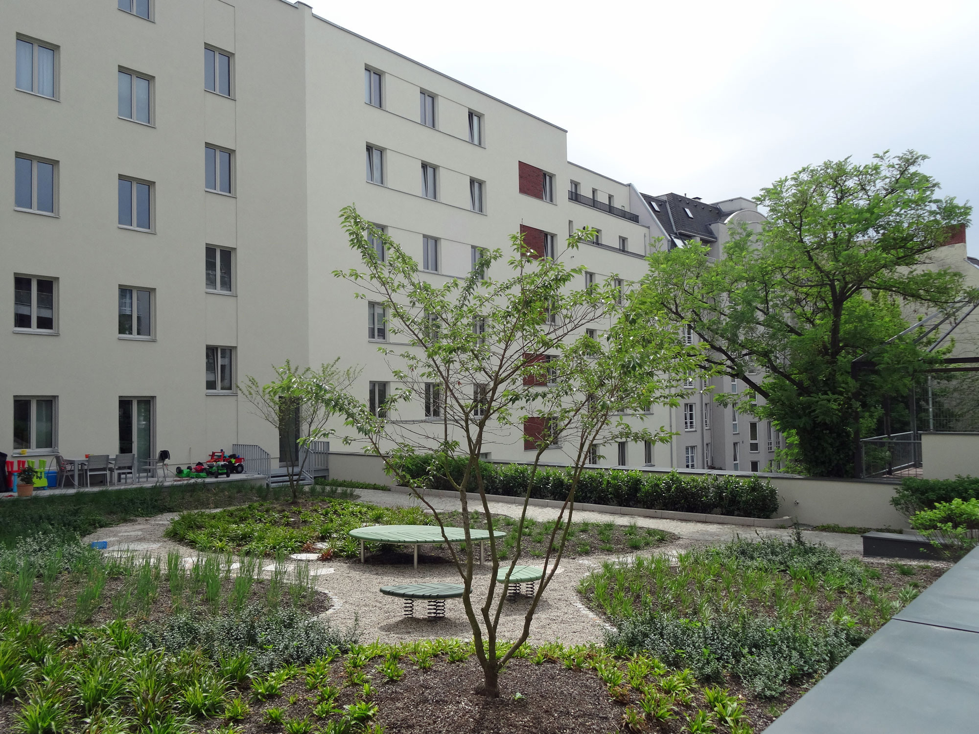 Im Allgemeinen lässt sich das auf Flachdächern anfallende Niederschlagswasser zur Gartenbewässerung einsetzen oder kann auf dem Grundstück versickert werden.