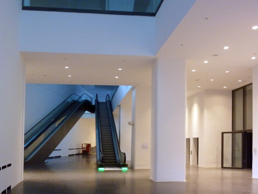 Eingangsbereich mit Rolltreppen