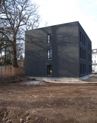 Die Giebelseite des Baus