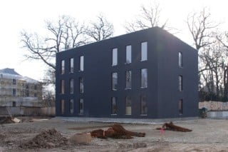 Blick auf die Hauptfassade kurz nach der Fertigstellung des Gebäudes