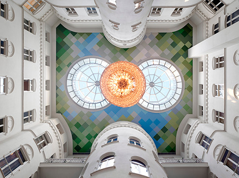 Im Herzen des Gebäudes befindet sich eine 220 m² große und 25 m hohe Atrium-Lobby mit einem großen Kristallleuchter und bemalter Decke