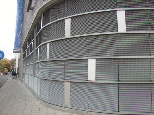 Gerundete Fassade aus Gitterrosten
