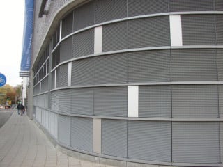 Gerundete Fassade aus Gitterrosten