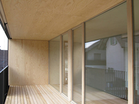 Fassadenplatten aus Tanne in einer Loggia