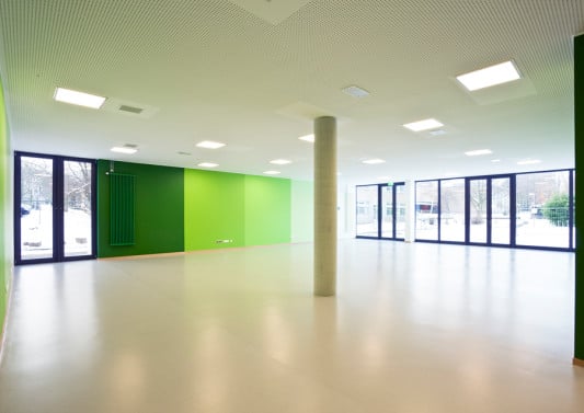 Der Innenraum ist mit einfachen Materialien und intensive Farben gestaltet
