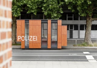 Die neue Wache fügt sich ins Stadtbild und ist ungleich komfortabler als der ehemalige VW-Bus 