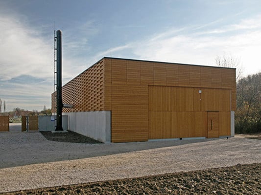 Auf der Rückseite ist der Baukörper mit einer geschlossenen Holzfassade bekleidet