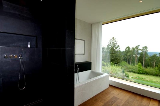 Schiefer an den Wänden der Dusche - und eine herrliche Aussicht