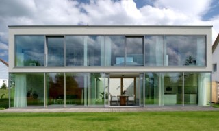 Zum Garten ist die Fassade weiträumig geöffnet