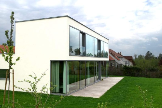 Zur Straße hin ist das Wohnhaus eingeschossig, zum Garten zweigeschossig