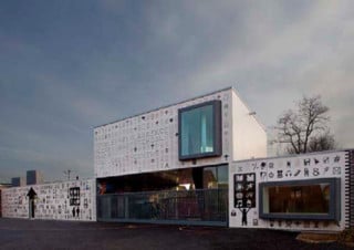 Das schwarz-weiß gemusterte Torgebäude ersetzt die Sicherheitsmaßnahmen und Zugangskontrollen, die das Zentrum bisher umgaben