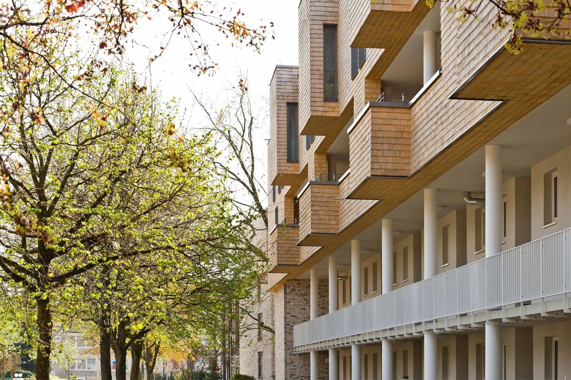 Die Farbe der neuen Holzschindelfassaden wird sich im Laufe der Zeit optisch dem Sichtmauerwerk anpassen