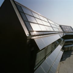 Büro- und Geschäftshaus in Esslingen: Fassadenintegrierte PV-Module zur Stromerzeugung und Dach integrierte Flachkollektoren zur Wärmeerzeugung (Stücheli Architekten, Zürich)