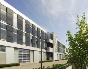 Fassadenintegrierte PV-Module beim Hotel im GVZ Ingolstadt (Pbb Architekten und Ingenieure, Ingolstadt)