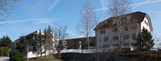 Der Altbau mit Krüppelwalmdach wurde behutsam saniert und modernisiert