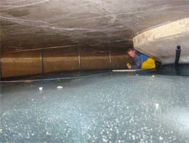 Im Inneren eines Eisspeichers