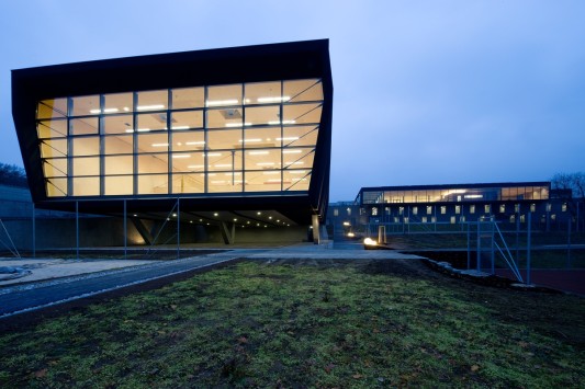 Ansicht von Süden, im Vordergrund die Trendsporthalle