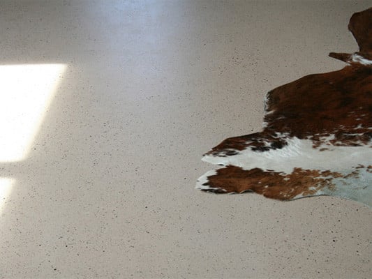 Mit Calciumsulfat-Fließestrich hergestellter Sichtestrich