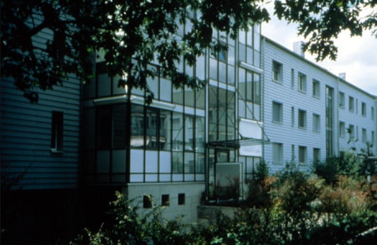Nachträgliche Balkonverglasung in einem Mehrfamilienhaus