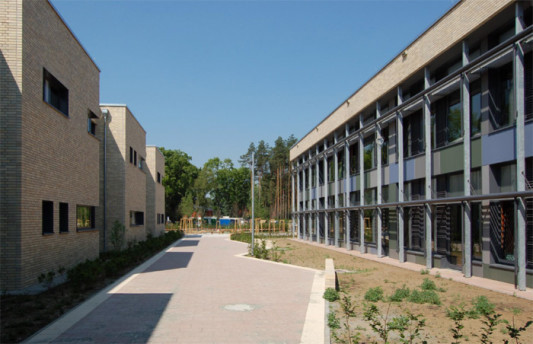 Die Bereiche zwischen den Unterrichtsflügeln gehören zum Schulhof