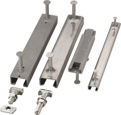 Die sogenannte Hammerkopfschraube wird in die Ankerschiene gesetzt.