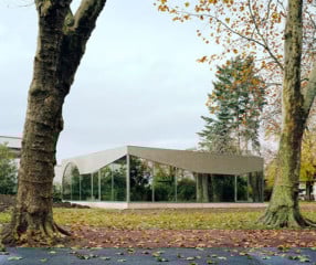 Die Farben des Pavillons sind auf die umgebende Parklandschaft abgestimmt