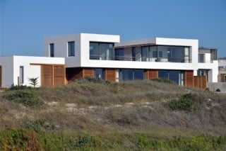 Die Architekten entwarfen ein kubisches Gebäudeensemble, gruppiert um einen windgeschützten Innenhof