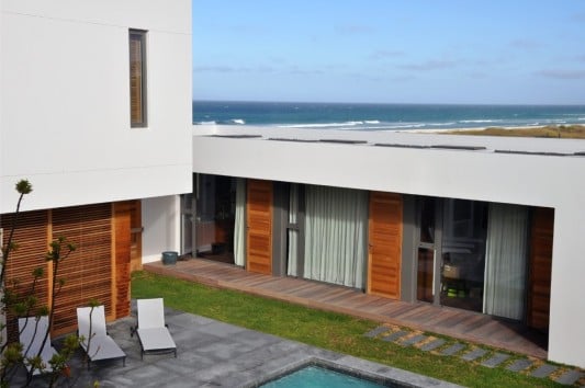 Das Wohnhaus befindet sich auf einem der wenigen Grundstücke, die direkt am Meer liegen und einen eigenen Zugang zu den Dünen haben