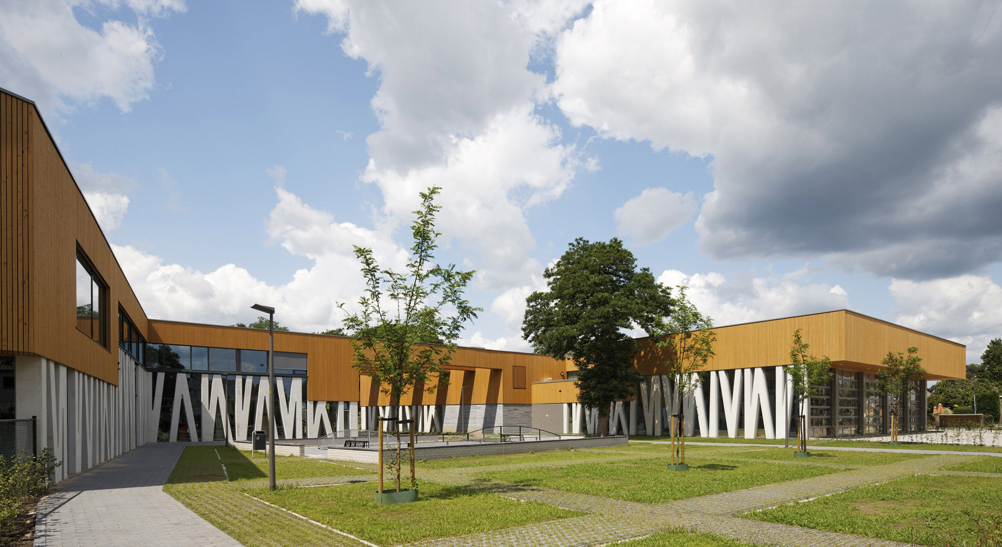 Die öffentlichen Gebäude gruppieren sich um einen Hof