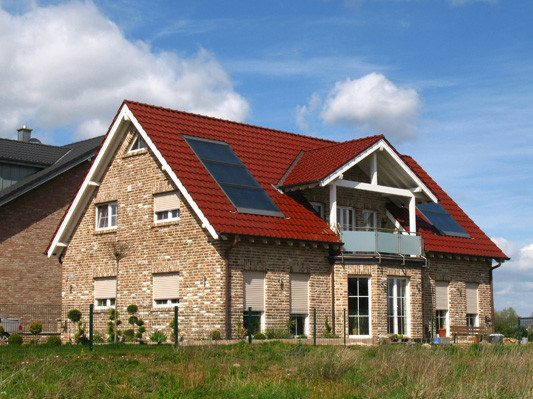 Eine Erdgas-Brennwertheizung im Zusammenspiel mit Solarthermie spart ganzjährig Heizkosten und schont das Klima