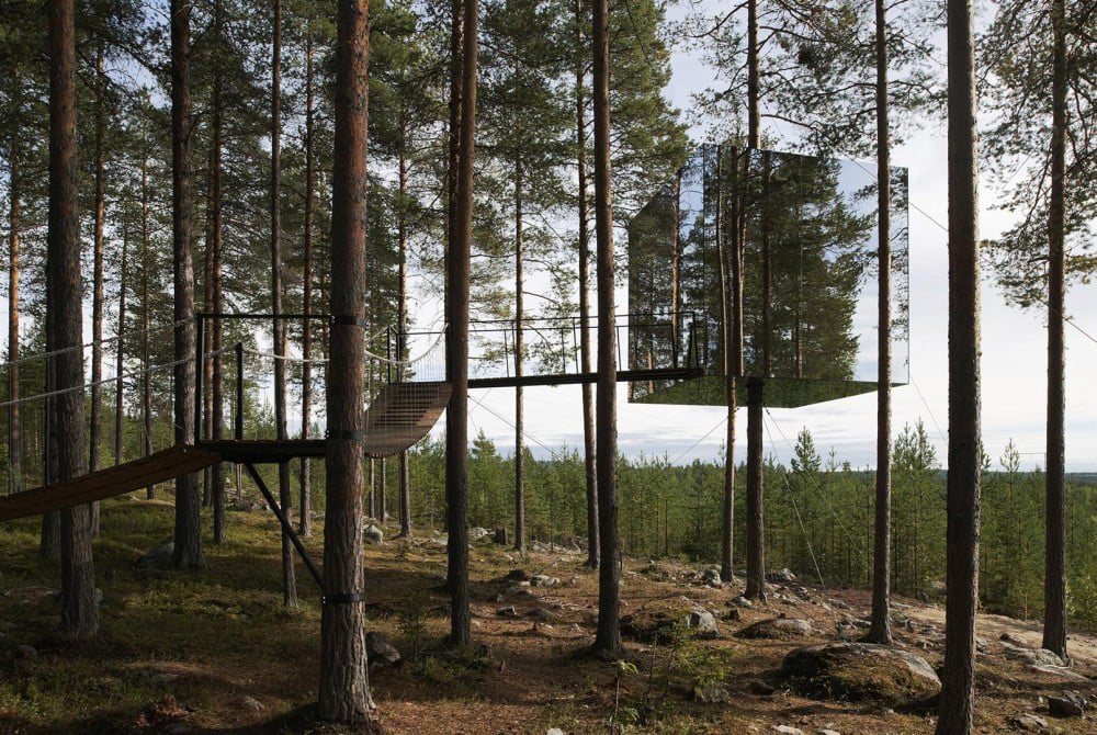 Über eine Seilbrücke gelangen die Besucher in den Mirrorcube