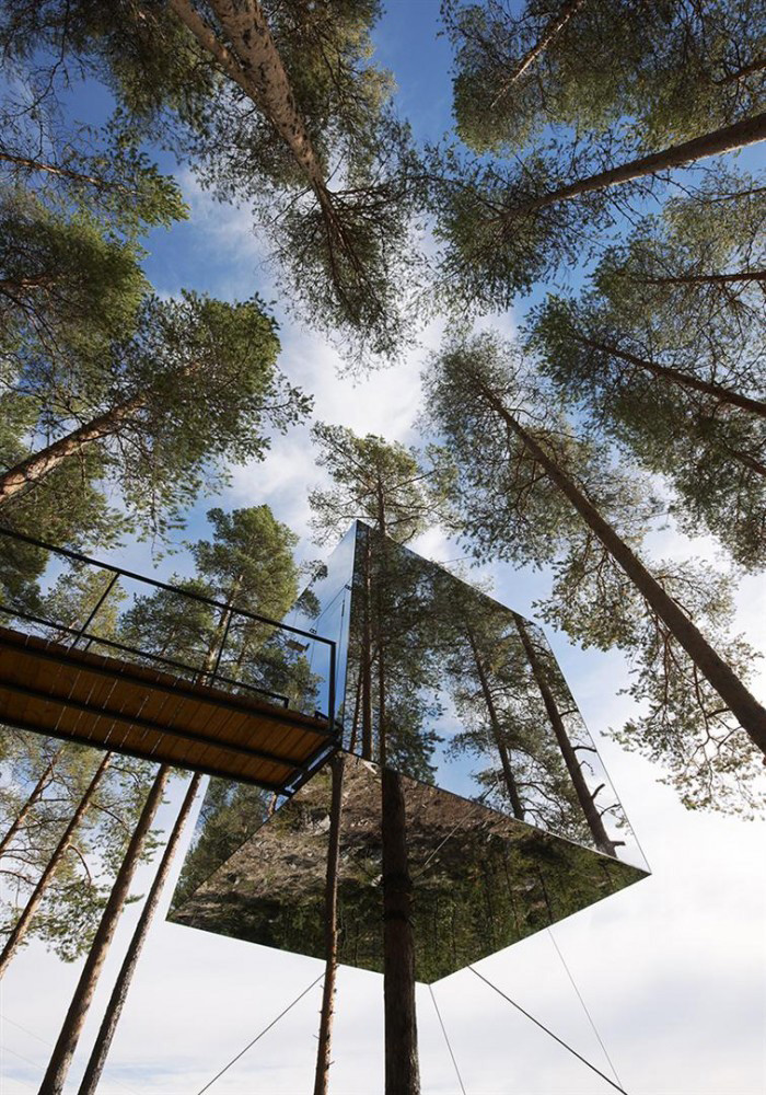 Das stark reflektierende Verbundsicherheitsglas umhüllt das Haus auf allen Seiten