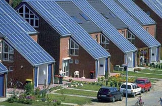 Solarsiedlung Hamburg-Bramfeld, Kollektorfläche auf Reihenhäusern, Anlagentyp: Warmwasser und Heizung mit 4.500m³ Stahlbeton-Erdtank als Saisonspeicher; Solardeckung ca. 50%