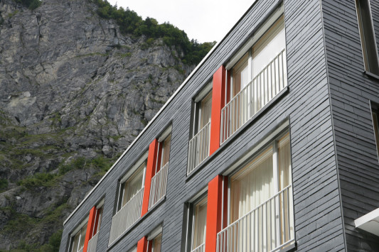Die steinerne Fassade erzeugt einen direkten Bezug zur alpinen Umgebung