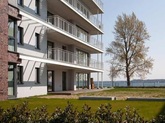 Bodentiefe Fenster geben den Blick in die Landschaft frei