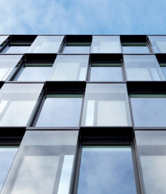Die Glas-Kastenfenster der Straßenseite sind einem Schachbrettmuster nachempfunden
