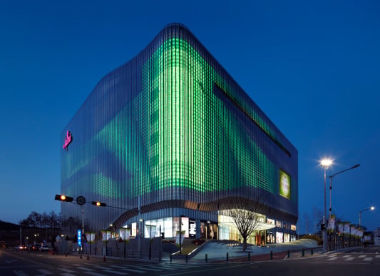 Sanfte Lichtverläufe und intensive Farbdynamiken verwandeln die Fassade bei Nacht