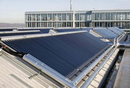 Teil des Kollektorfeldes der solaren Prozessanlage in Esslingen, die im Sommer die Kühlung, im Winter die Heizung unterstützt