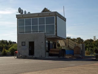 Der Pavillon befindet sich am südwestlichen Rand des Rollfeldes