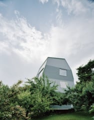 Das Gebäude wirkt wie ein Turm auf der Anhöhe
