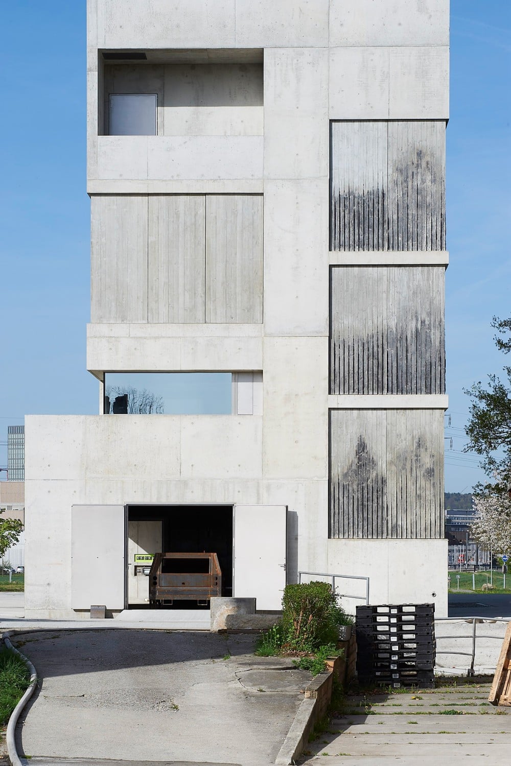 Ansicht Nordost: Rußspuren der verkohlten Schalung auf der Fassade